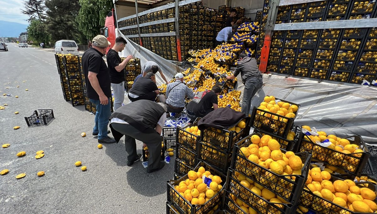 TIR'dan yola onlarca kasa limon savruldu: Yardıma vatandaşlar koştu