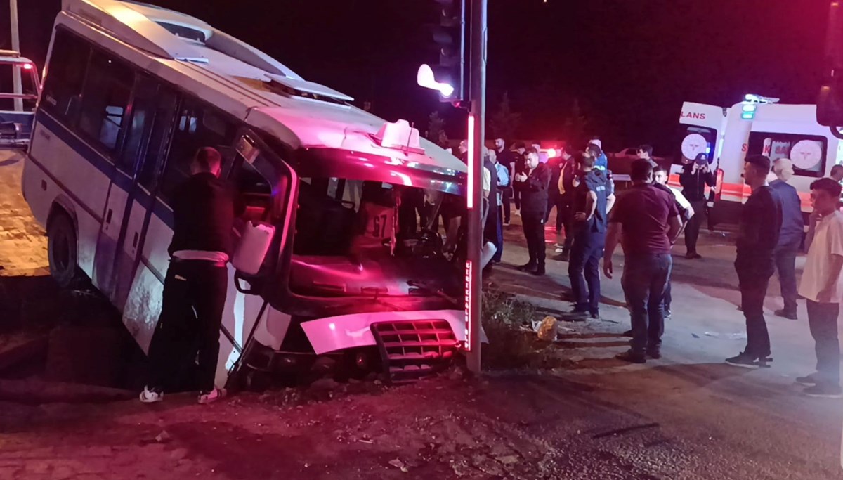 Kırıkkale’de otomobil ile dolmuş çarpıştı: 22 yaralı Kırıkkale’de otomobil ile dolmuş çarpıştı: 22 yaralı