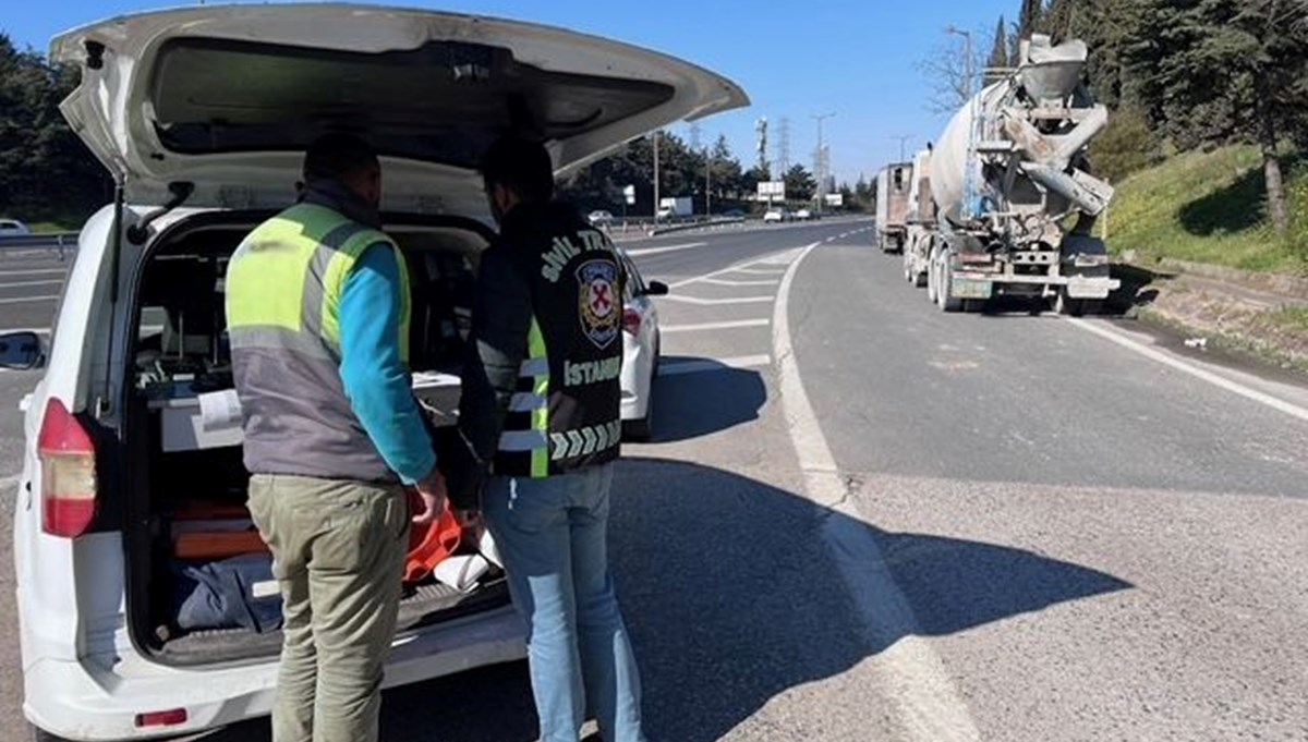 İstanbul'da yola harç dökerek ilerleyen beton mikseri sürücülerine para cezası