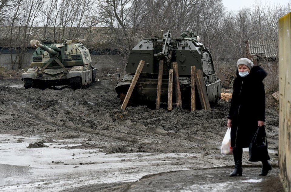 Çamura saplanmış Rus tankları, fotoğraftaki ağaç kütükleri tankları çamurdan kurtarmak için kullanılıyor.