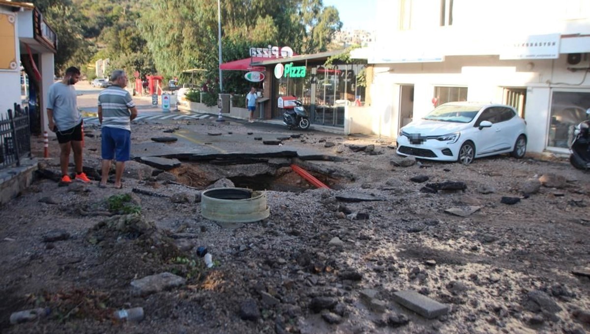 Bodrum’da isale hattı patladı (İş yerlerini su bastı, araçlar zarar gördü)