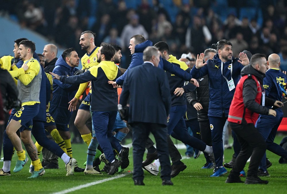 Trabzonspor - Fenerbahçe maçının ardından çıkan olaylar Avrupa basınında - 16