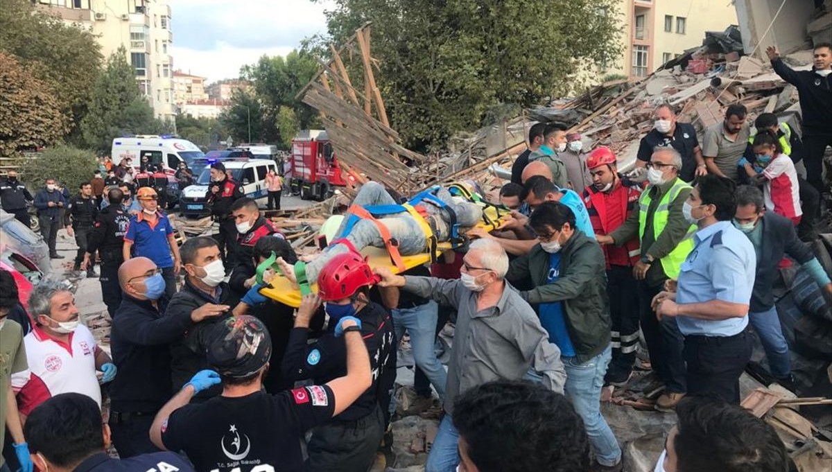 İzmir'deki 6.6'lık deprem: 12 can kaybı, 475 yaralı (Deprem anından görüntüler)