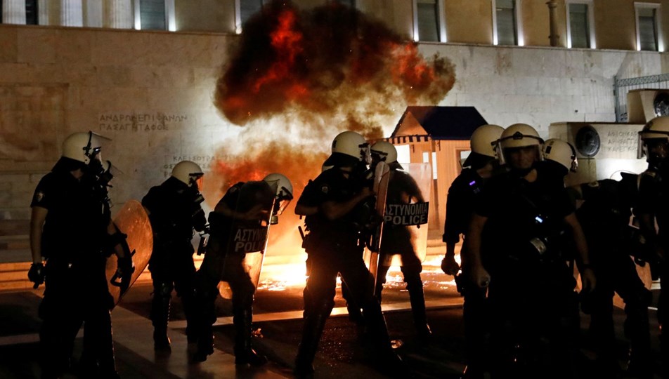 Yunanıstanda peyvənd əleyhinə nümayişçilər polislə toqquşub