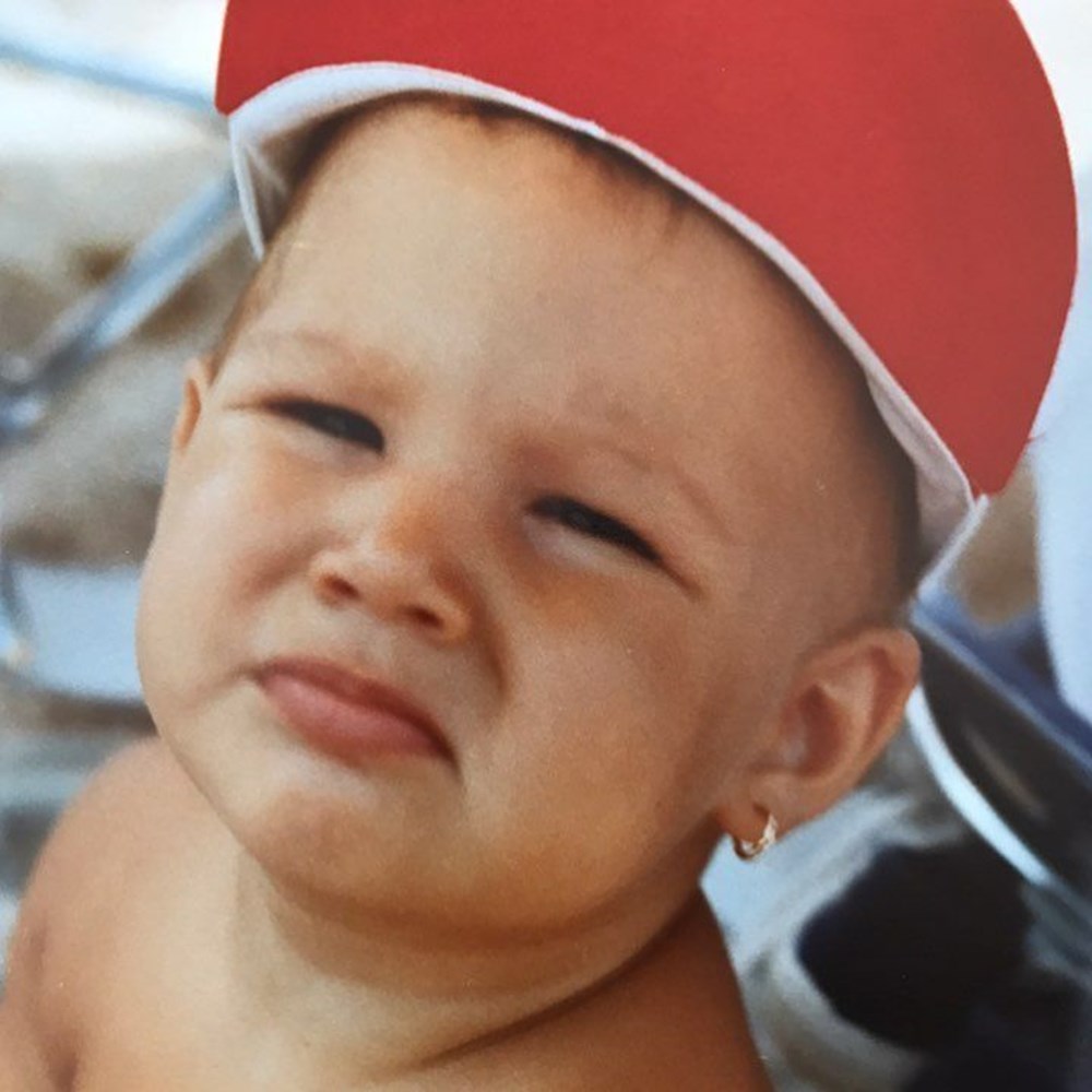 Su Burcu Yazgı Coşkun'dan nostaljik kare (Ünlülerin çocukluk ve gençlik halleri) - 496