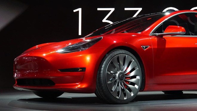 Tesla Model 3 retimine ara verildi