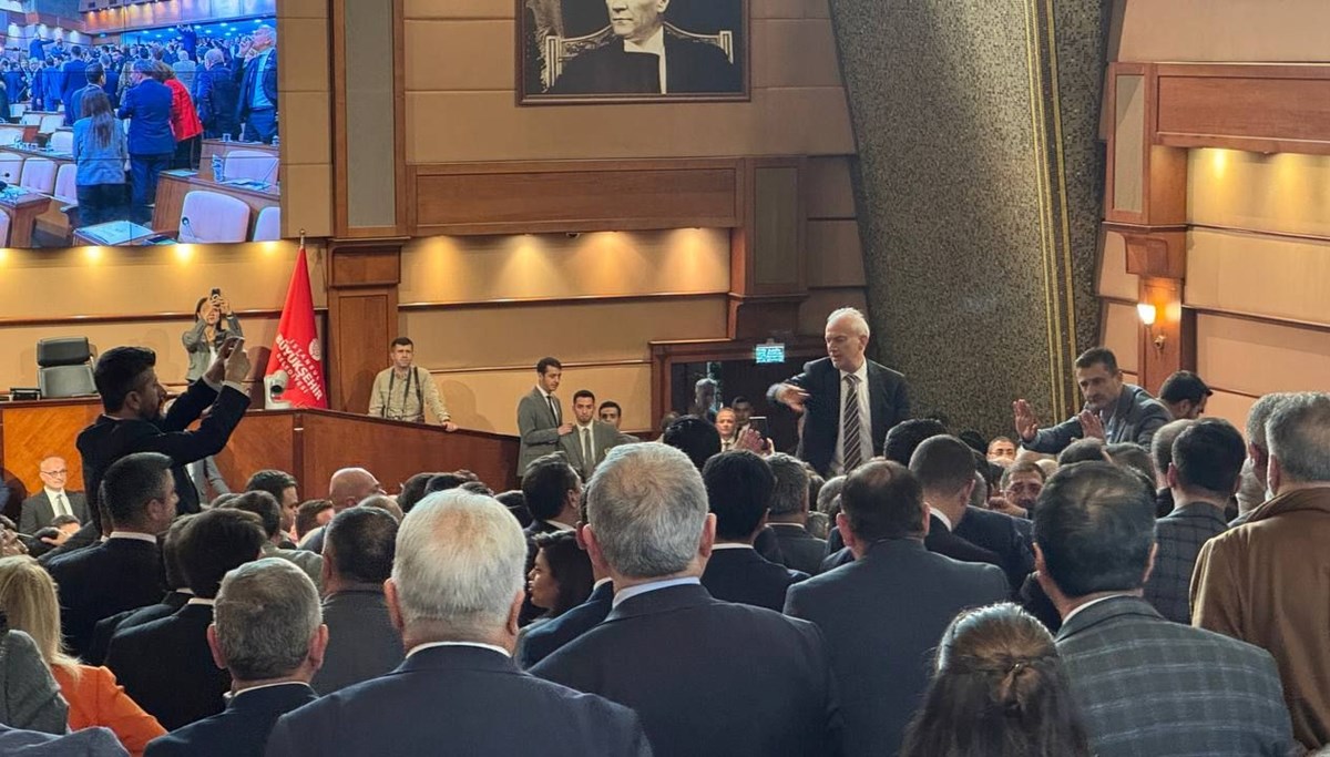 İBB Meclisi'nde kavga çıktı: Yumruklar ve su şişeleri havada uçuştu İBB Meclisi'nde kavga çıktı: Yumruklar ve su şişeleri havada uçuştu
