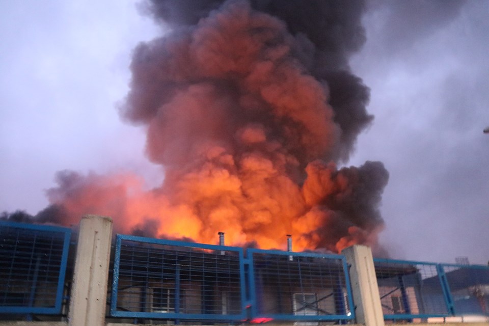 Düzce'de korkutan fabrika yangını - 1