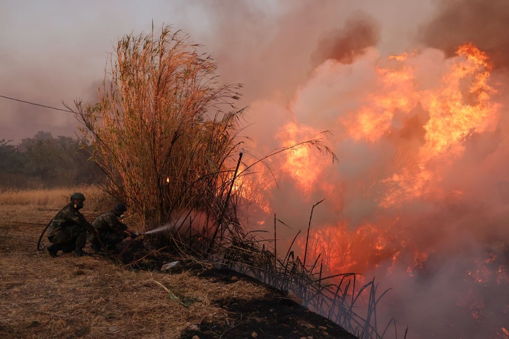 Yunanistan alevlerle boğuşuyor: Türkiye'nin gönderdiği uçaklar Atina'da - 15