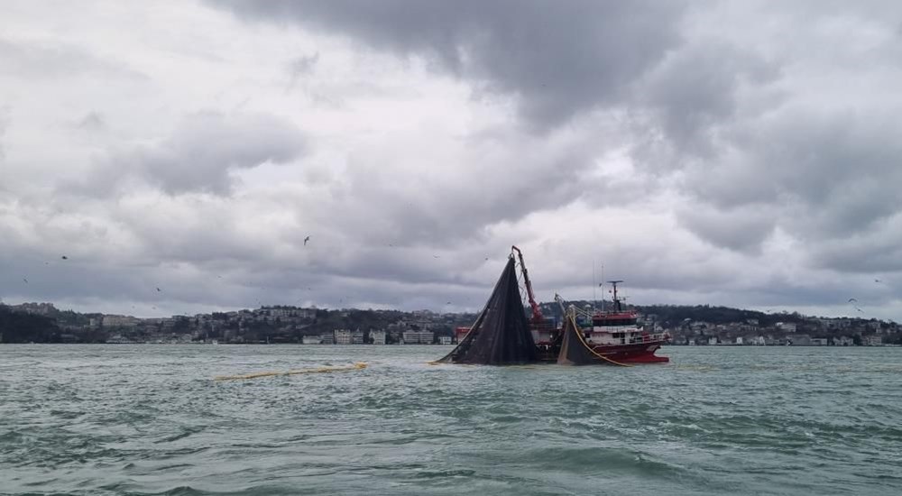 İstanbul
Boğazı’nda balıkçı teknelerinin zor anları - 3