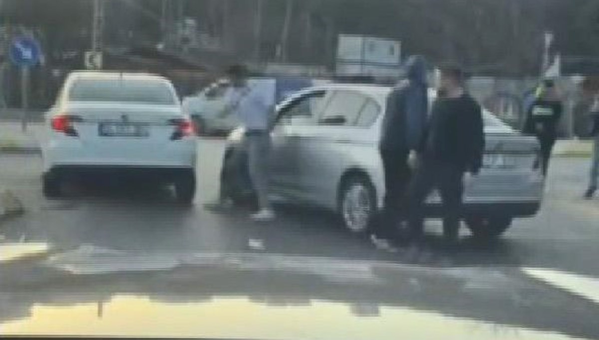 İstanbul'da trafikte tekmeli yumruklu kavga İstanbul'da trafikte tekmeli yumruklu kavga