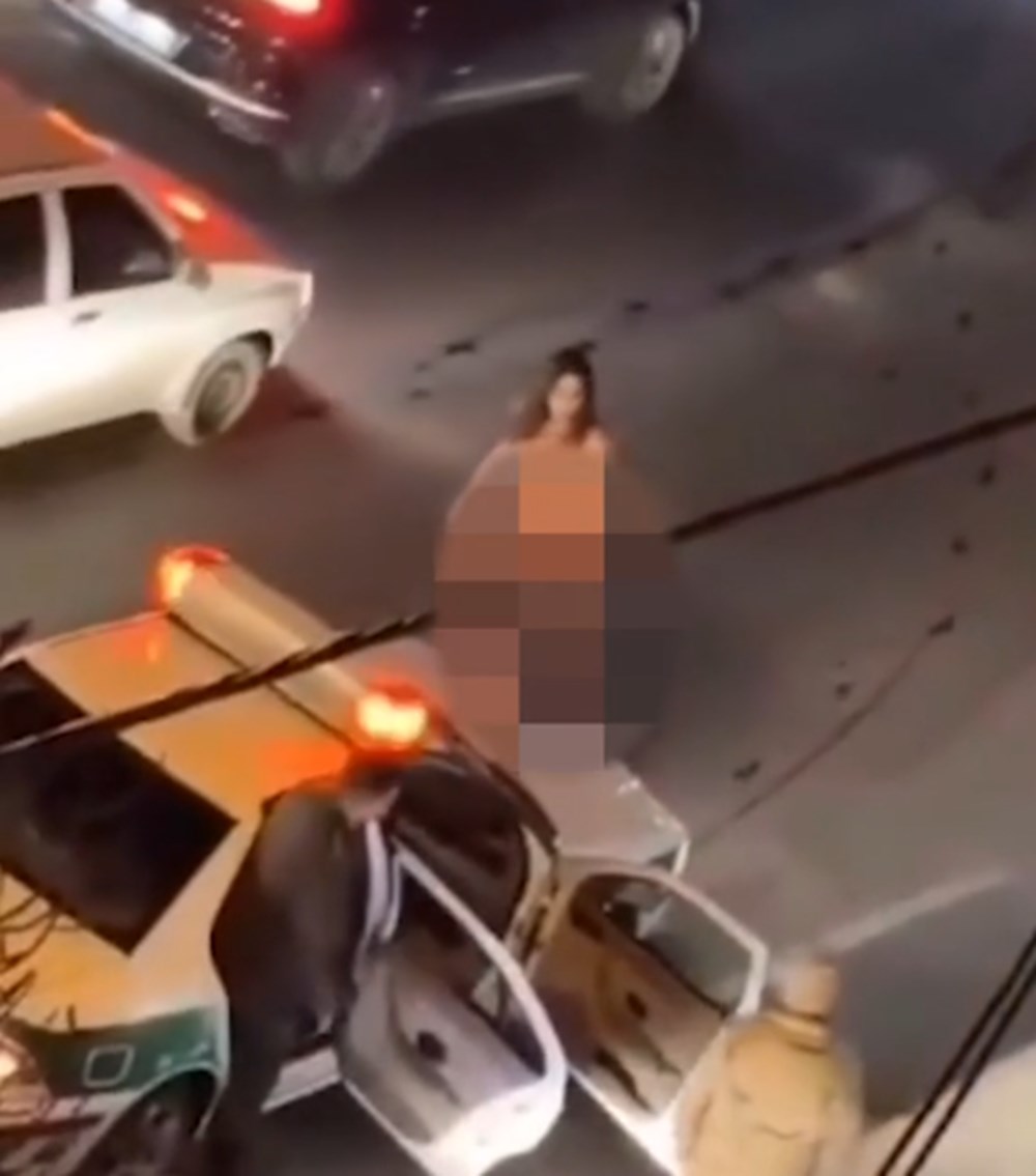 İran'da bir protesto daha: Genç kadın soyunup polis arabasına tırmandı - 3