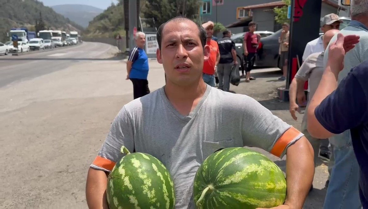 Hayırsever esnaf, 20 ton karpuzu 1 saat içinde dağıttı