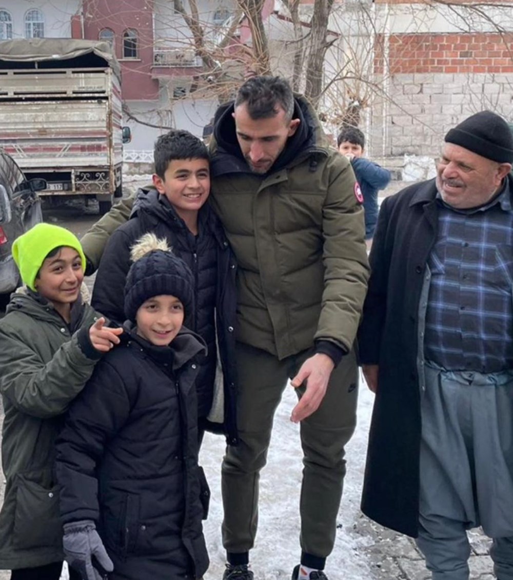 Milli futbolcu Mehmet Topal Malatya'da enkaz çalışmalarında - 4