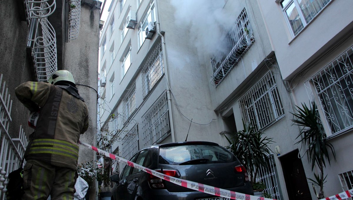 Beyoğlu’nda yangın: 86 yaşındaki kadın ağır yaralı