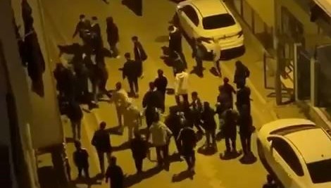 Esenyurt'ta sopalı mahalle baskını: Gençler birbirine girdi