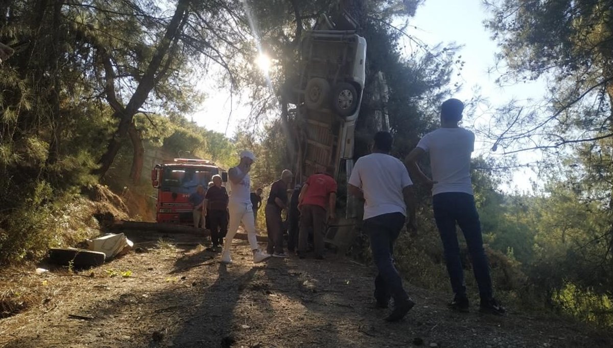 İzmir'de minibüs şarampole devrildi: 6 kişi öldü, 11 kişi yaralandı