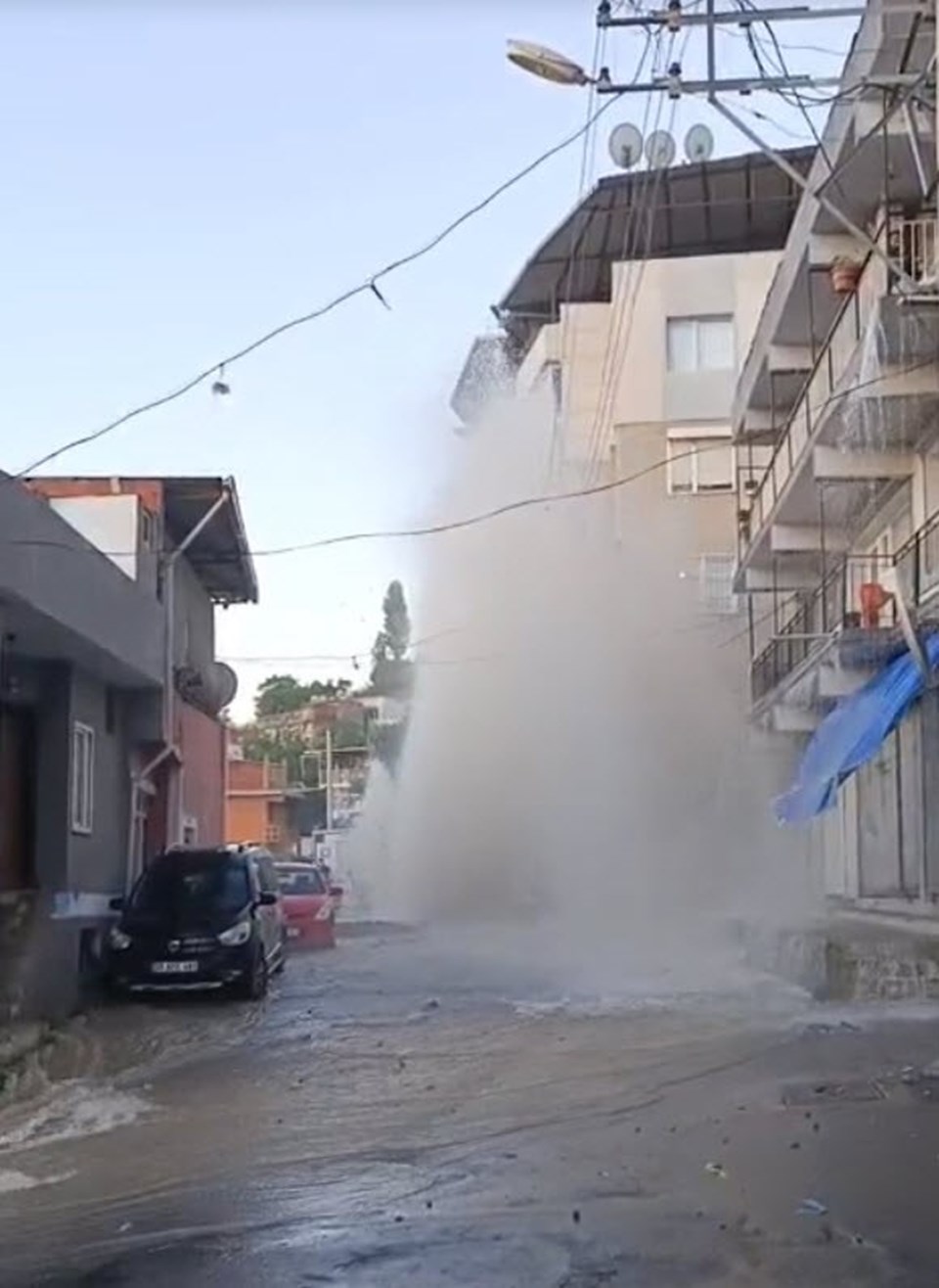 İzmir'de su borusu patladı: Çok sayıda araç hasar gördü - 1