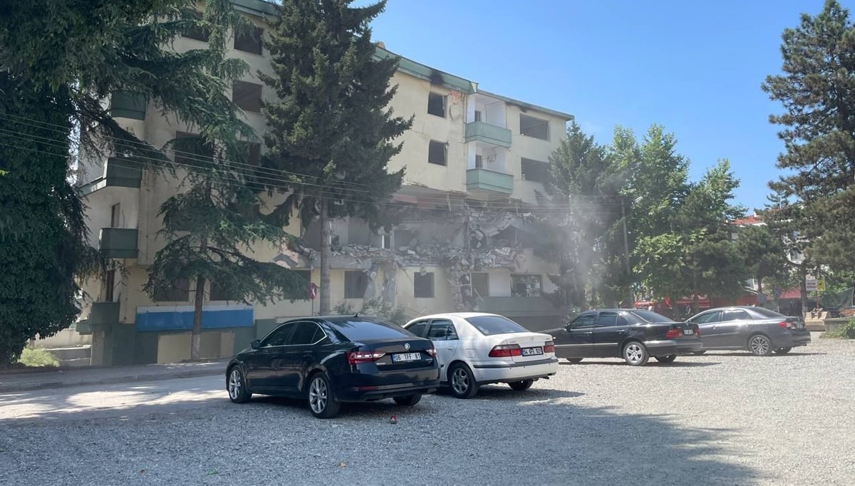 Düzce depreminde ağır hasar gören 5 katlı bina yıkılıyor Düzce depreminde ağır hasar gören 5 katlı bina yıkılıyor