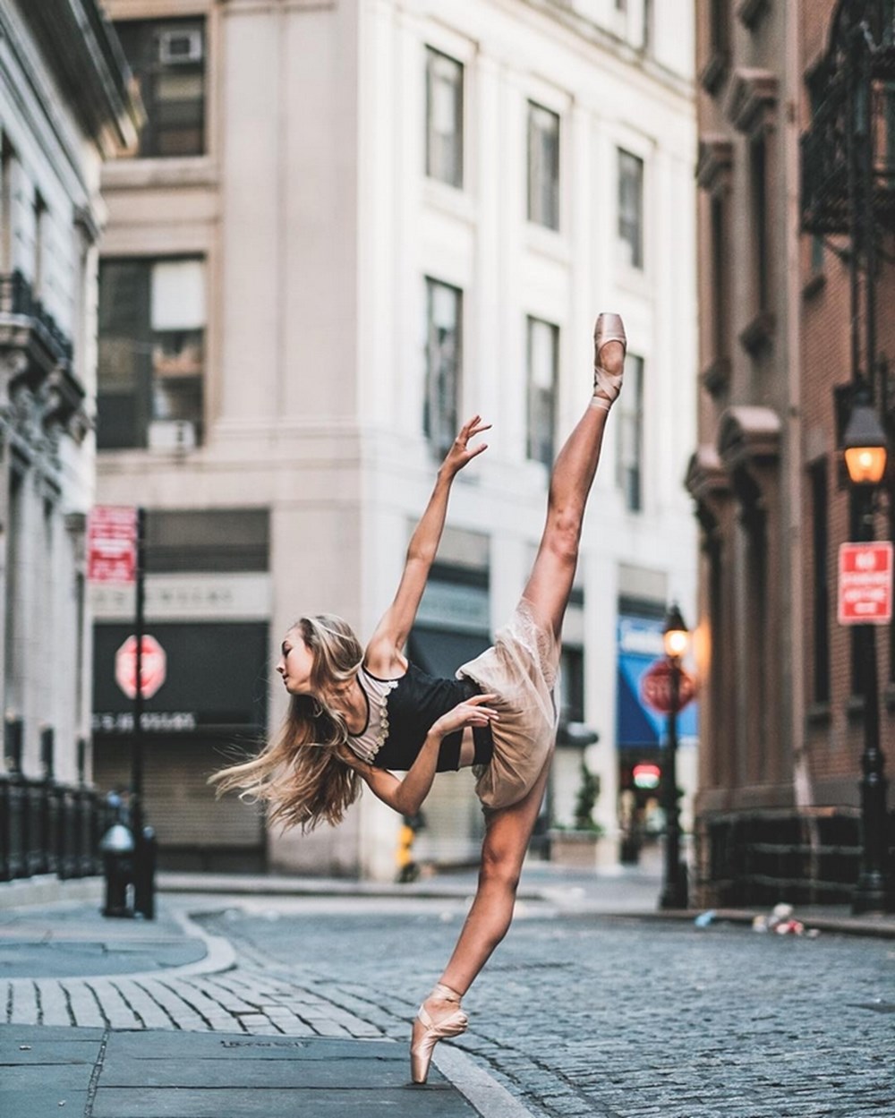 Dancer instagram. Фотограф Омар Роблес балет. Балерина в городе. Девушка танцует. Балерины на улицах города.