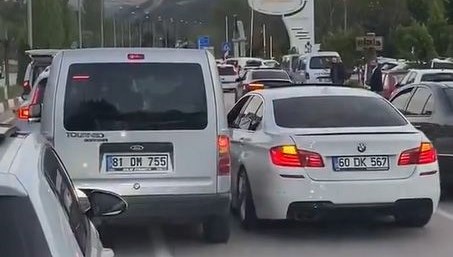 Trafiği birbirine katan düğün konvoyu