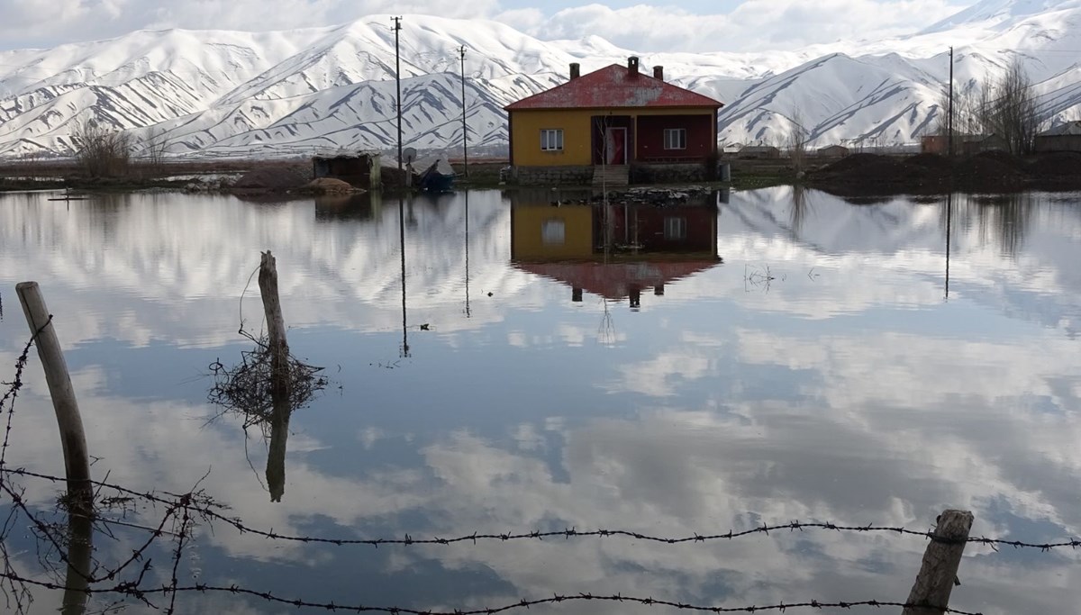 Yüksekova’da 3 gün süren yağış: Ova göle döndü, evler sular altında kaldı