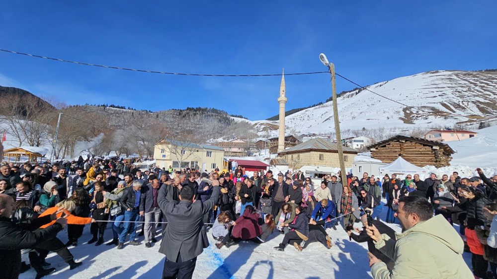 Artvin'de 200 yıllık festival: Tahta kızağını alan oraya koştu - 4
