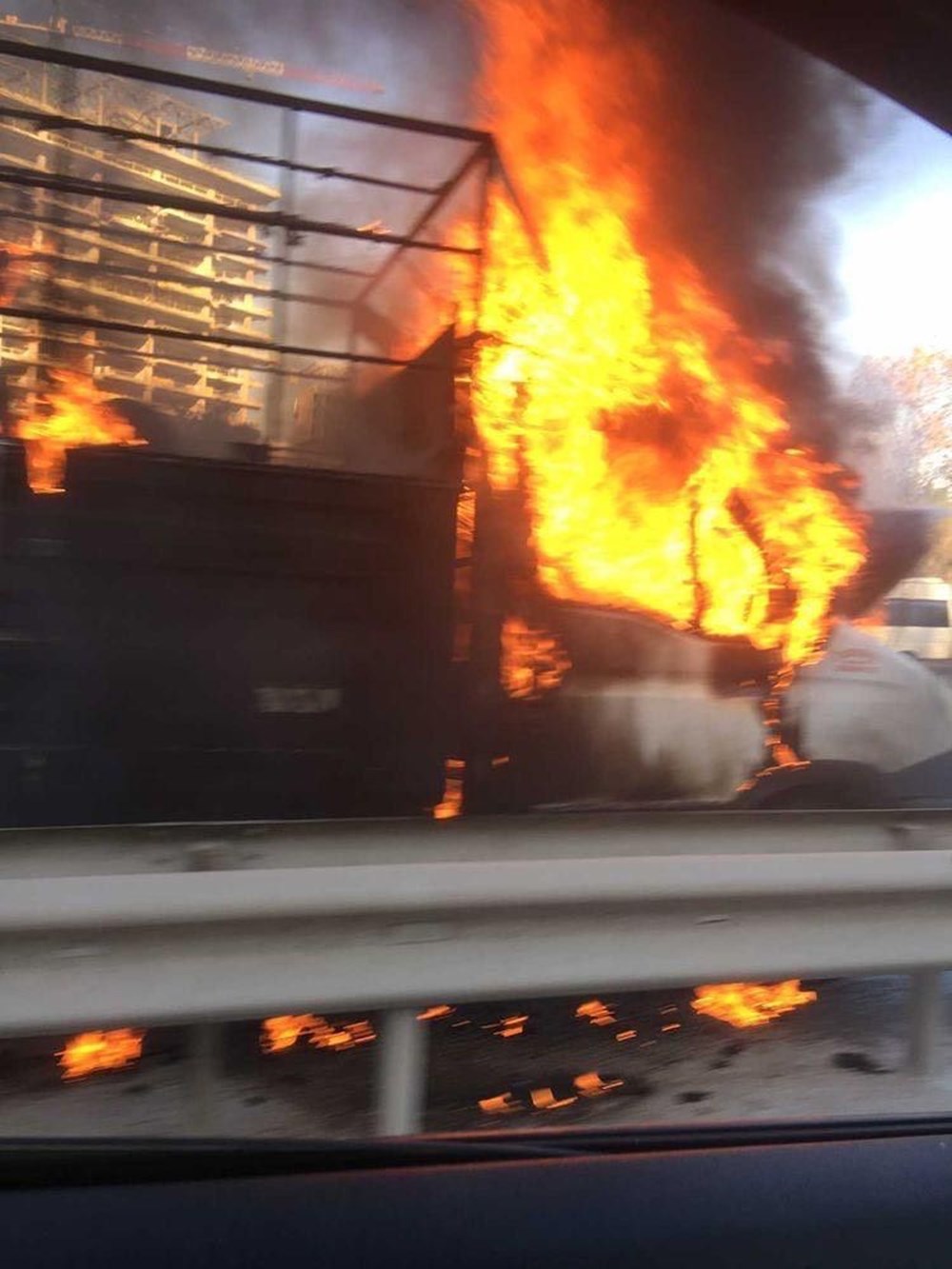 TEM'deki araç yangını trafiği kilitledi - 2