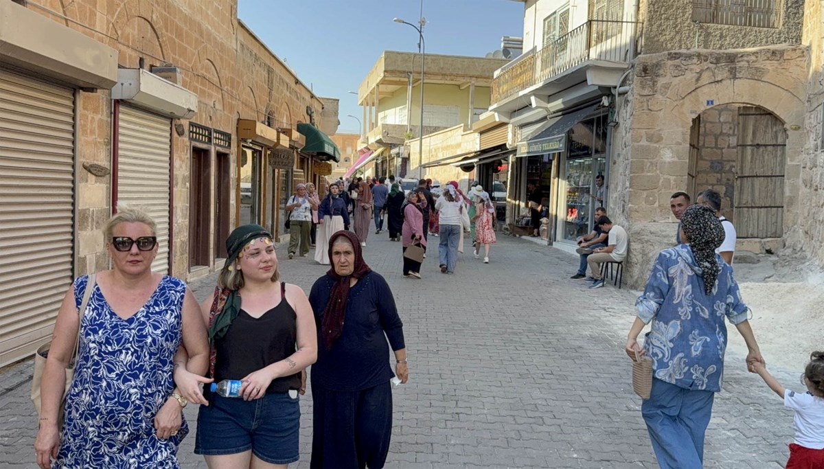 Midyat'ta termometreler 40 dereceyi gösterdi: Sıcağa rağmen bölgeye turist yağdı