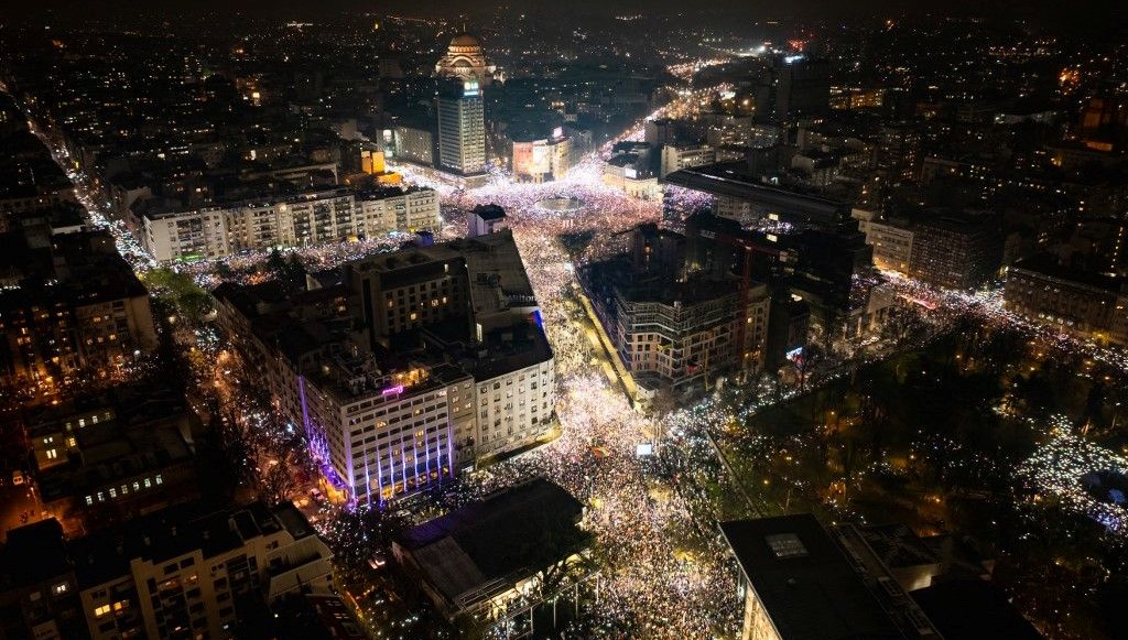 Sırbistan'da dev protesto: Belgrad sokakları öğrencilerle doldu