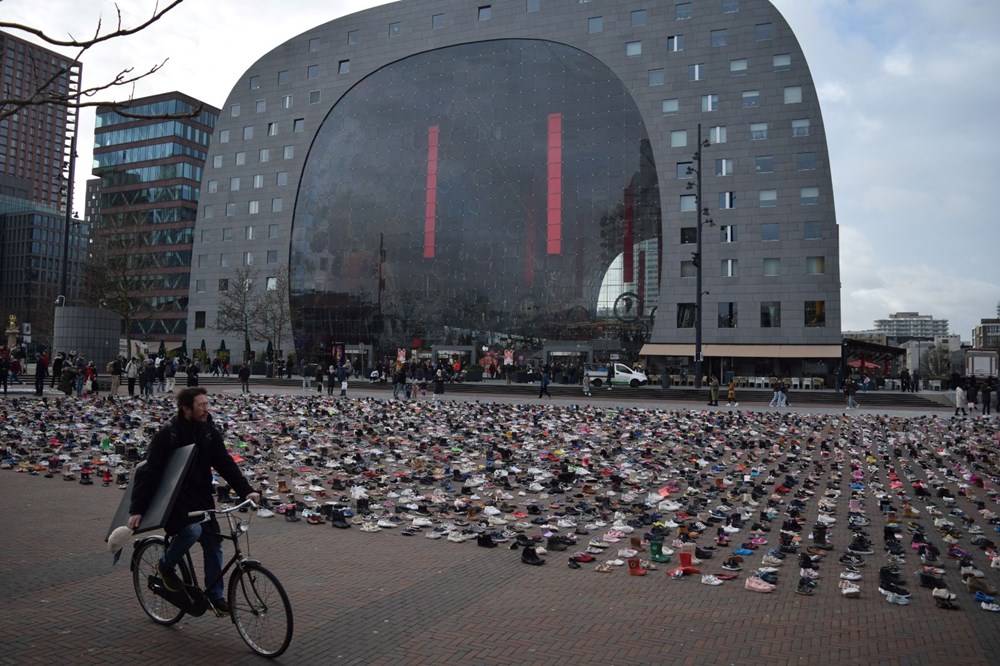 İsrail saldırılarında ölen Filistinli çocukları anmak için 8 bin çift ayakkabı bırakıldı: İşgali durdurun - 7