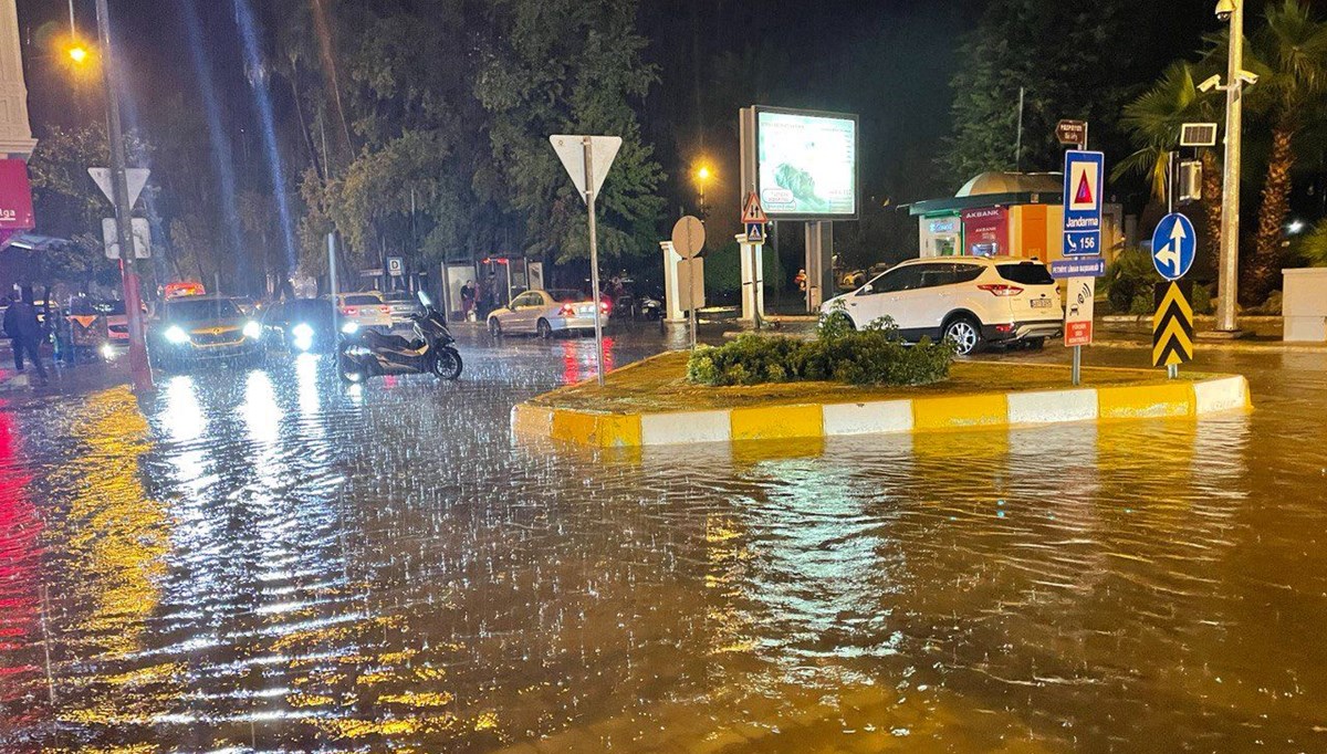 Fethiye'de şiddetli yağış: Yollar göle döndü