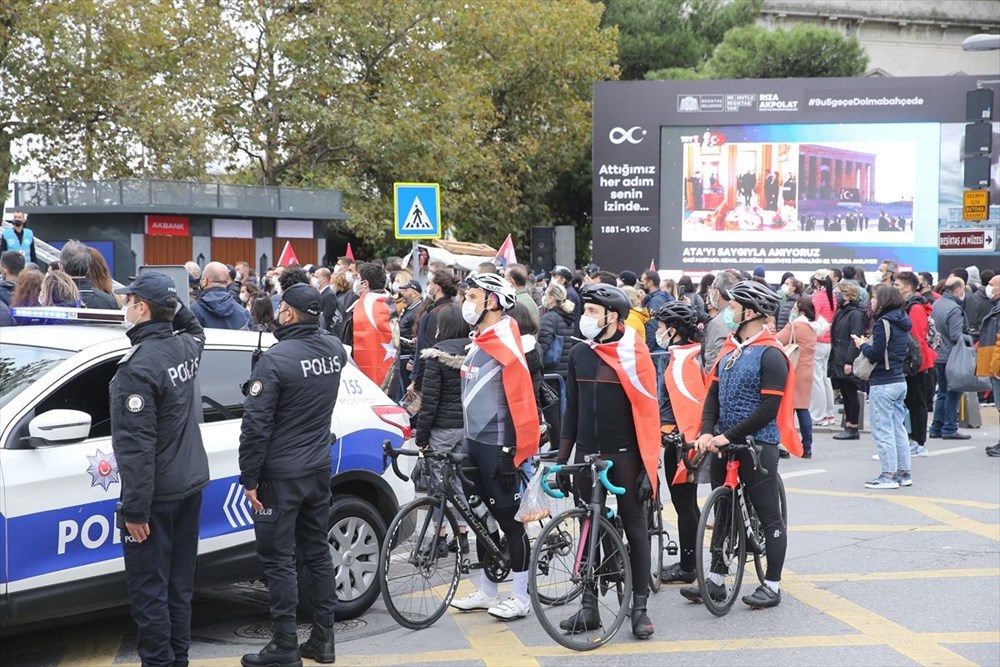 Vatandaşlar, Dolmabahçe Sarayı'nda Atatürk'ü andı - 12