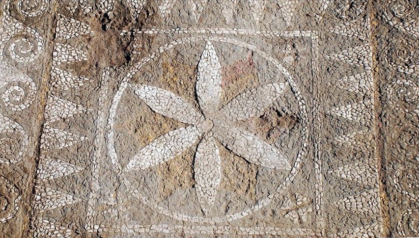 Assos kazısında yeni bulgular: 2200 yıllık mozaik ve 1800 yıllık anıt mezar