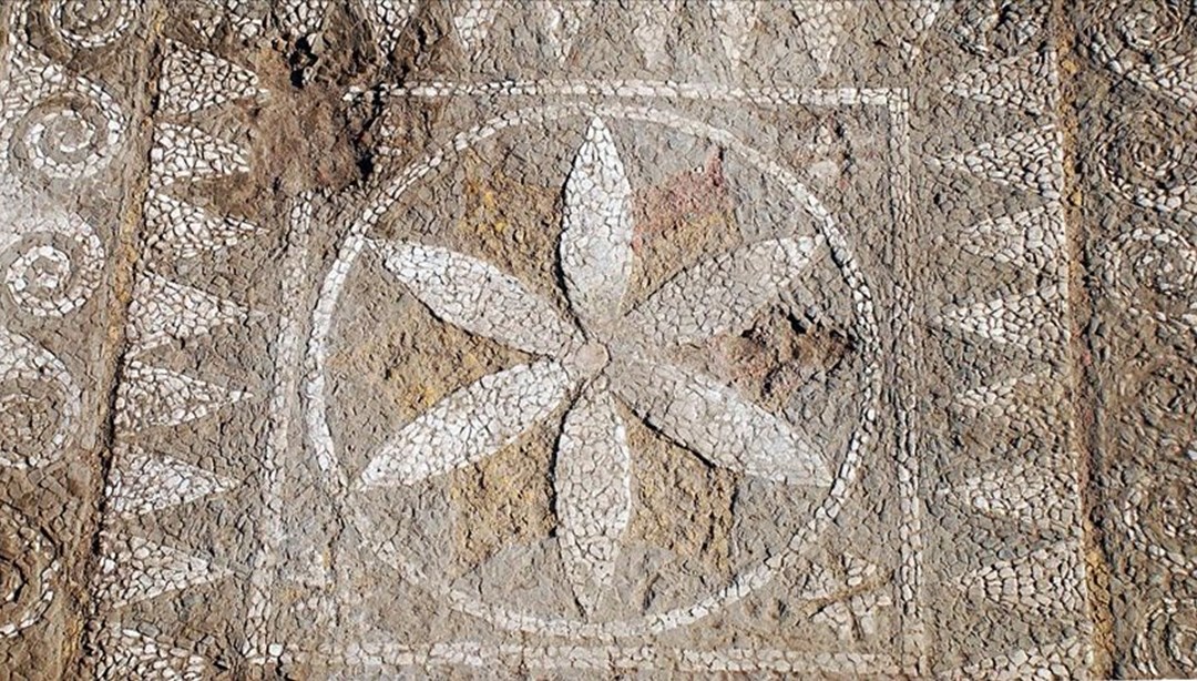 Assos kazısında yeni bulgular: 2200 yıllık mozaik ve 1800 yıllık anıt mezar