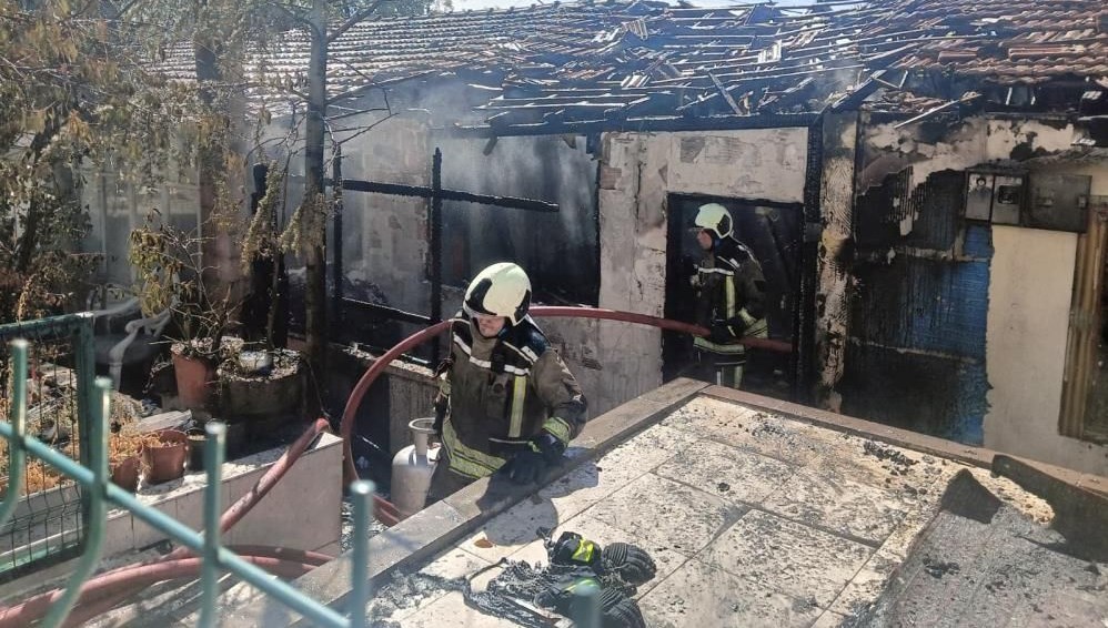 Sincan'da gecekondu alev alev yandı