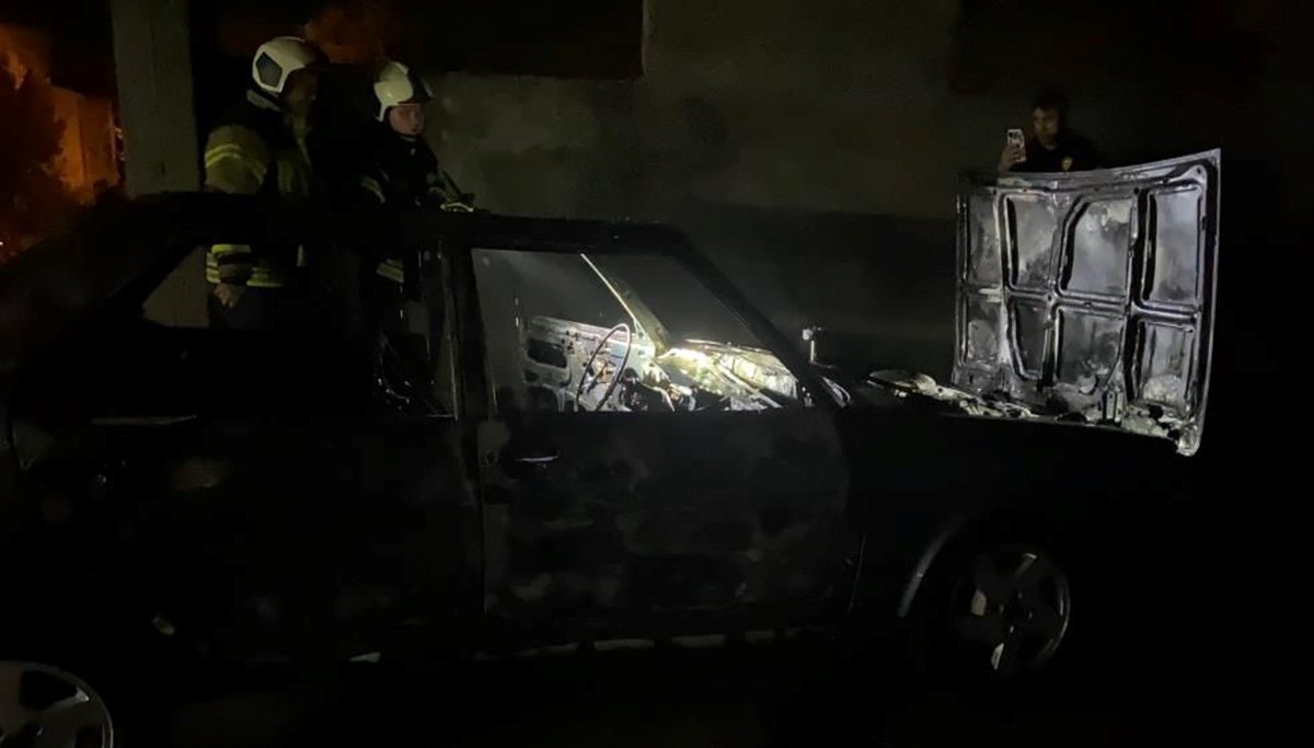 Kocaeli'de yanan otomobil kullanılamaz hale geldi Kocaeli'de yanan otomobil kullanılamaz hale geldi