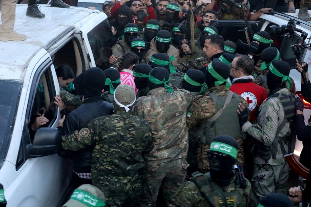 İsrail ile Hamas arasındaki ateşkes anlaşmasında ilk koşul yerine getiriliyor |İsrail Basını: Kızılhaç 3 kadın rehineyi teslim aldı - 2