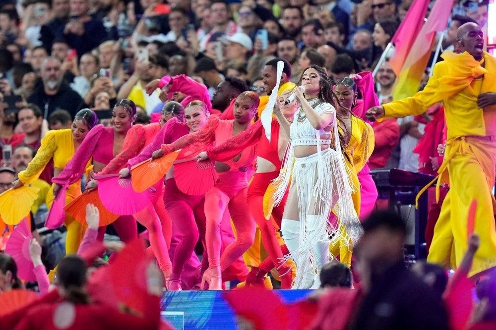 Camila Cabello UEFA Şampiyonlar Ligi final maçı seyircisine tepki gösterdi - 5