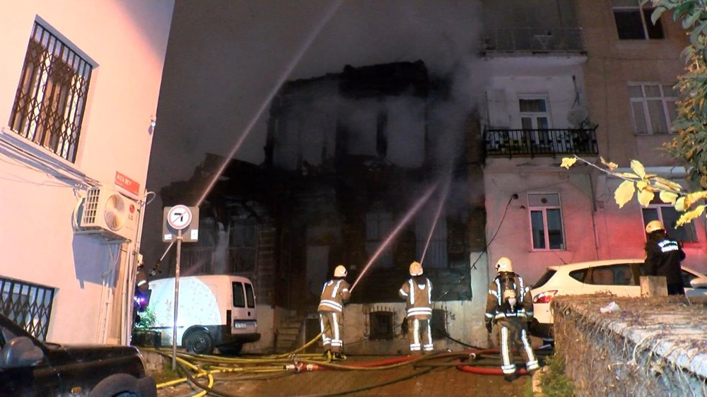 Alev alan binanın penceresinden atlayarak kurtuldular - 3