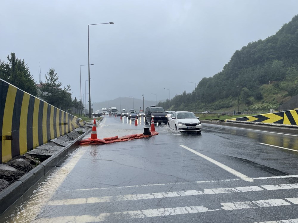 Bolu'da su baskını Düzce'de heyelan | TEM İstanbul yönü kapandı - 1