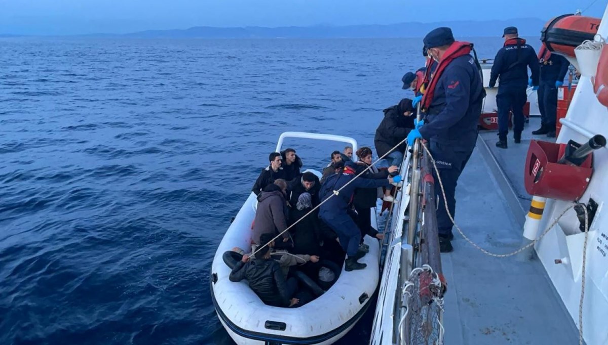 İzmir açıklarında 51 düzensiz göçmen kurtarıldı İzmir açıklarında 51 düzensiz göçmen kurtarıldı