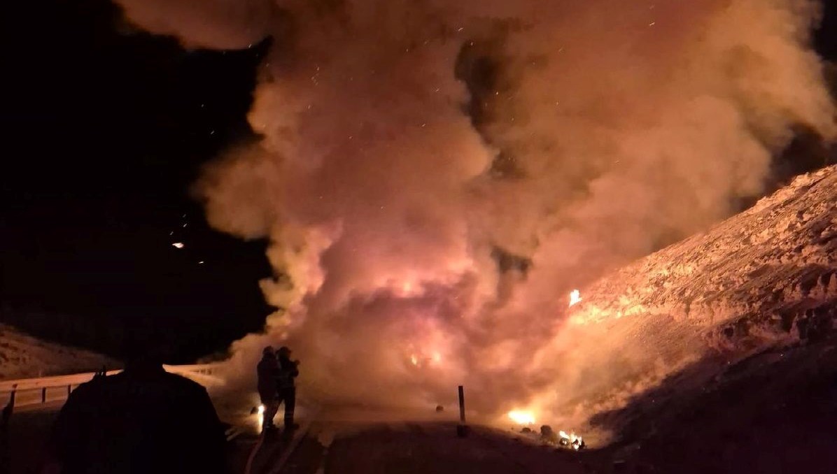 İplik yüklü TIR alev alev yandı, ulaşım durma noktasına geldi