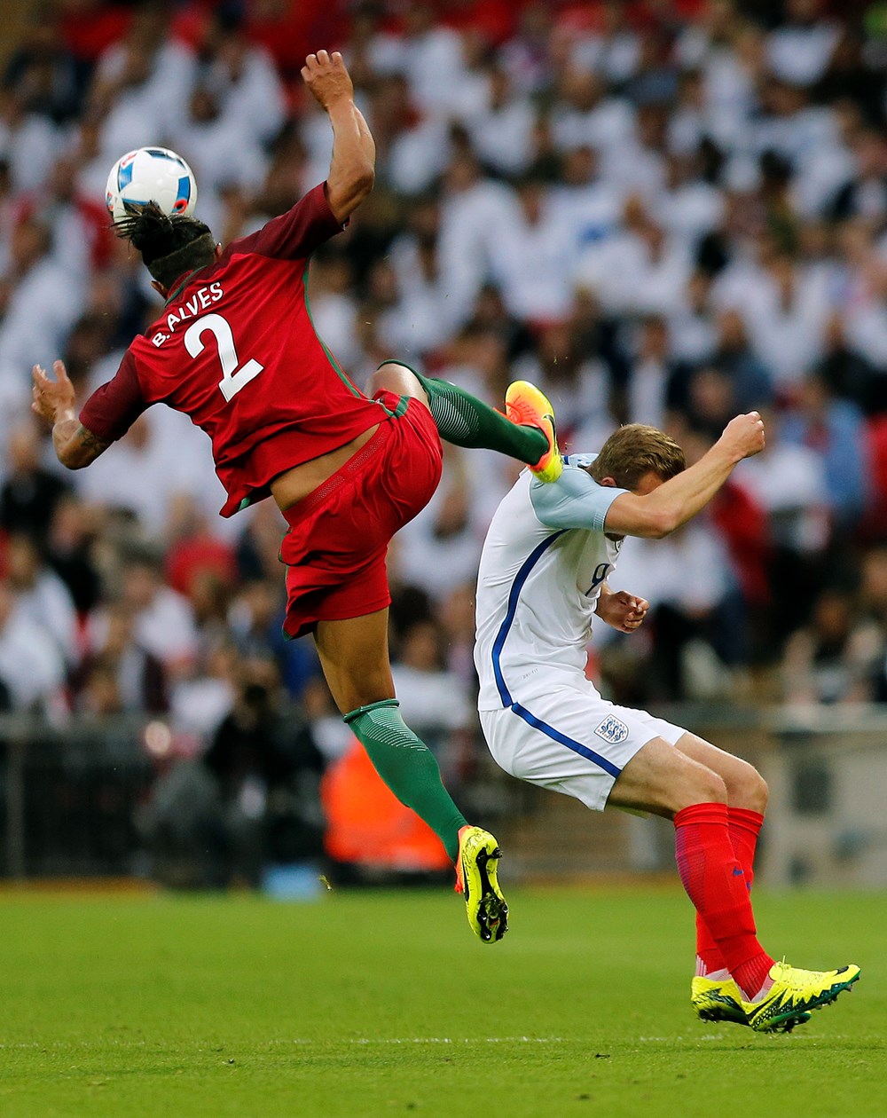 Bruno Alves'ten uçan tekme! | NTV