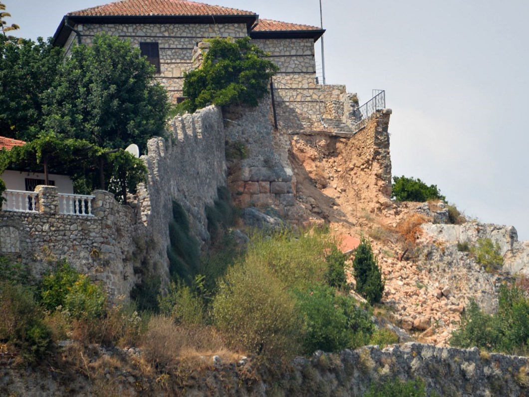 alanya kalesi surlarina pencere acan walter godina yasalara uygun yaptim