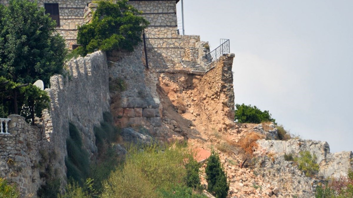 alanya kalesi surlarina pencere acan walter godina yasalara uygun yaptim