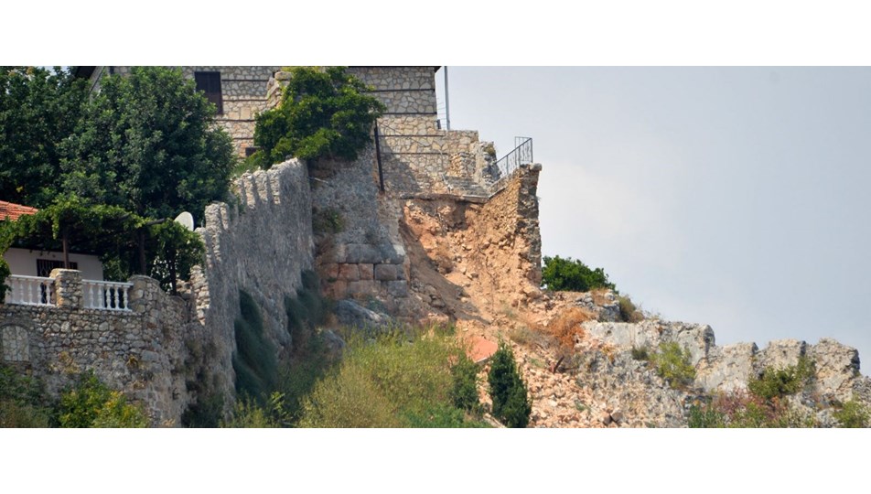 alanya kalesi surlarina pencere acan