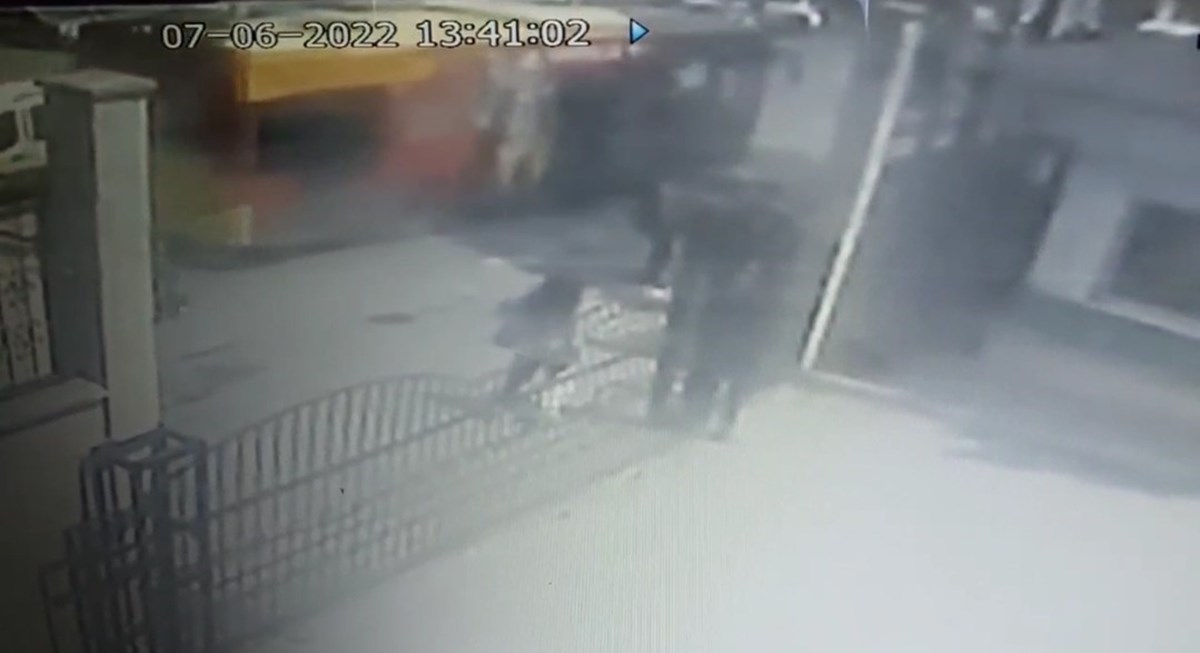 Çarpmanın etkisiyle çocuklar savrularak minibüse çarptı