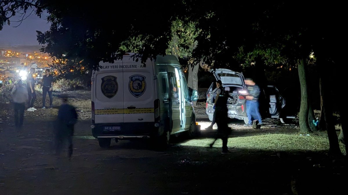 Saldırıda kullanıldığı belirtilen otomobil inceleniyor.