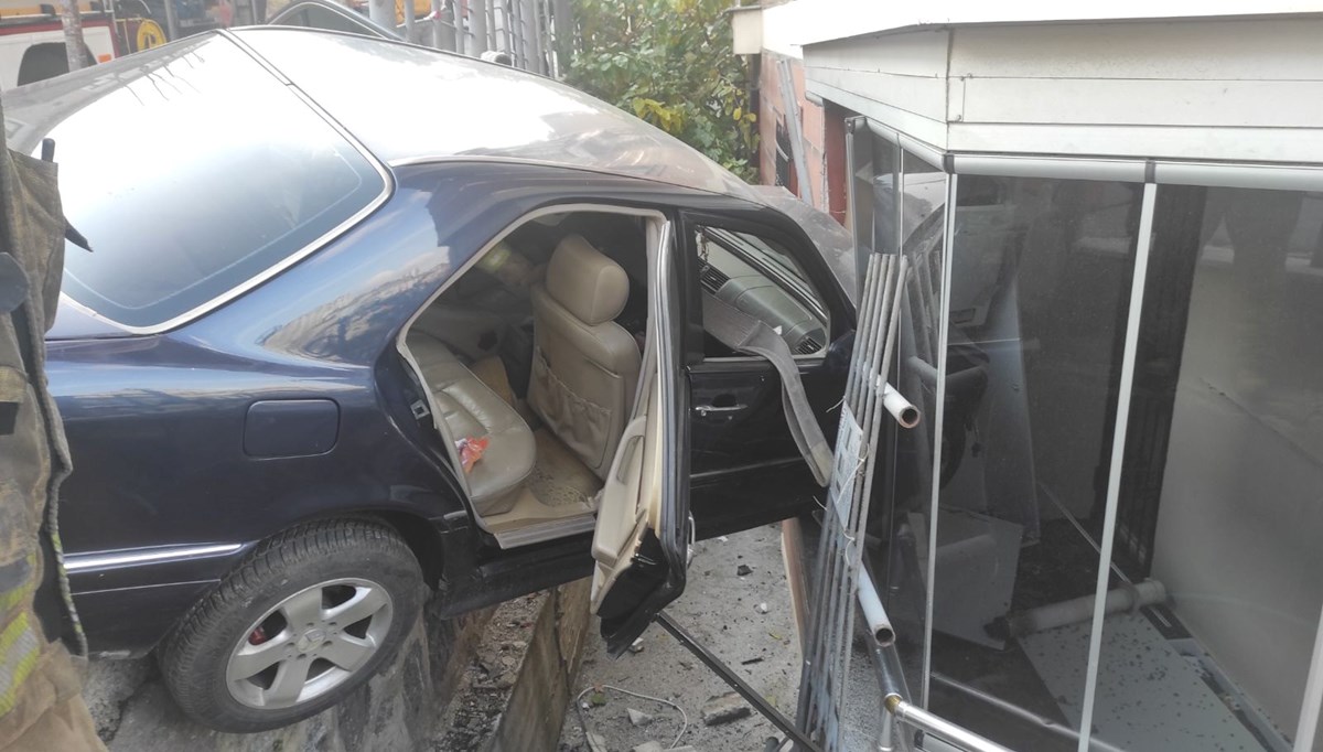 Minibüsle çarpışan otomobil binanın balkonuna düştü, 3 kişi yaralandı Minibüsle çarpışan otomobil binanın balkonuna düştü, 3 kişi yaralandı